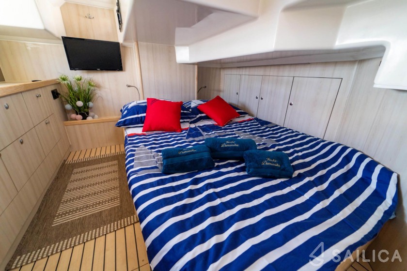 Delphia Escape 1150 - Yacht Charter Sailica