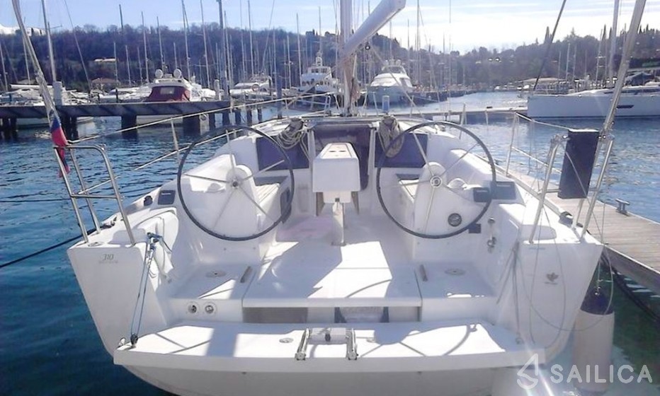 Dufour 310 GL - Yacht Charter Sailica
