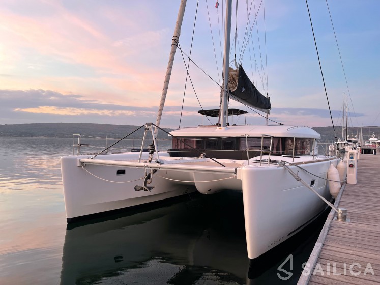 Lagoon 450 S - 4 + 2 cab. - Yacht Charter Sailica