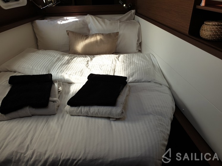 Lagoon 450  Flybridge - Yacht Charter Sailica