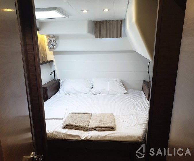 Lagoon 450  Flybridge - Yacht Charter Sailica