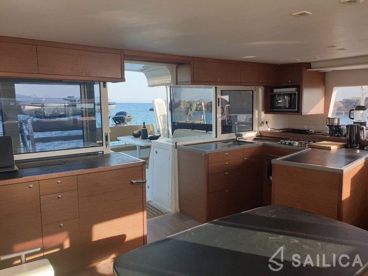 Lagoon 450  Flybridge - Yacht Charter Sailica