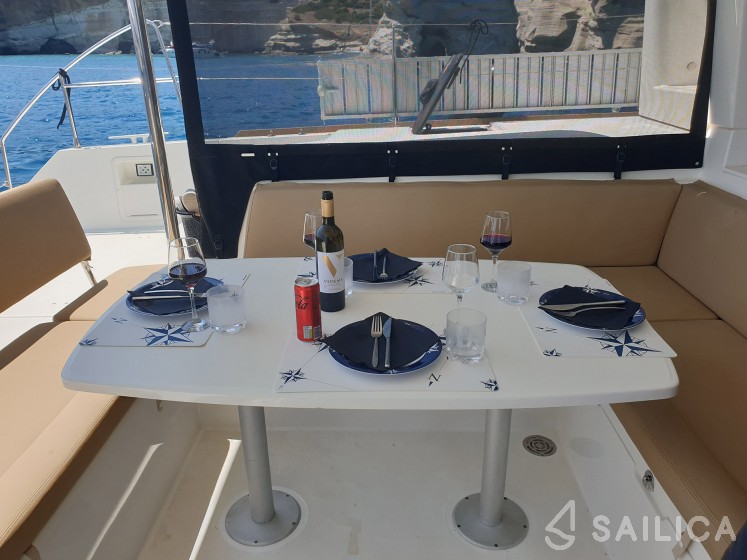 Lagoon 450  Flybridge - Yacht Charter Sailica