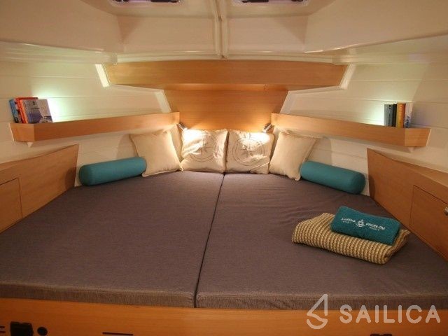 Platinum 989 - Yacht Charter Sailica