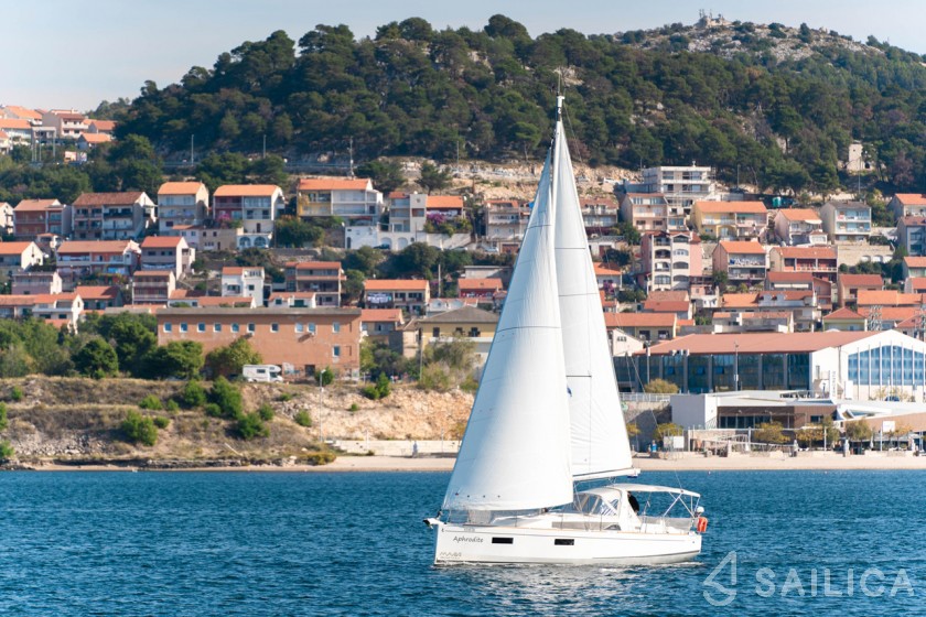 Oceanis 38 - Yacht Charter Sailica