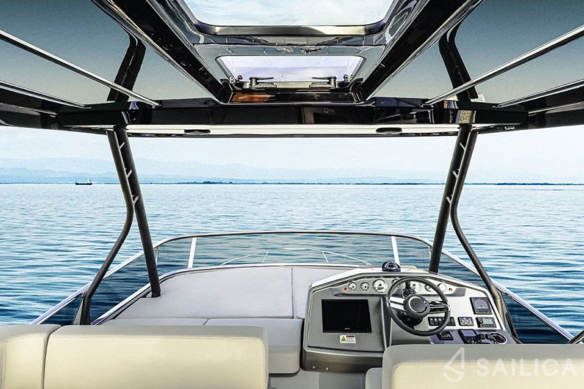Cranchi E 52 F Evoluzione - Yacht Charter Sailica