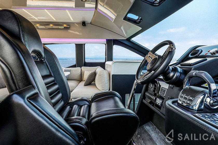 Cranchi E 52 F Evoluzione - Yacht Charter Sailica