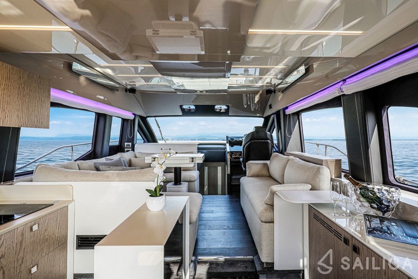 Cranchi E 52 F Evoluzione - Yacht Charter Sailica