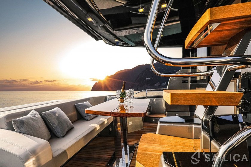 Cranchi E 52 F Evoluzione - Yacht Charter Sailica