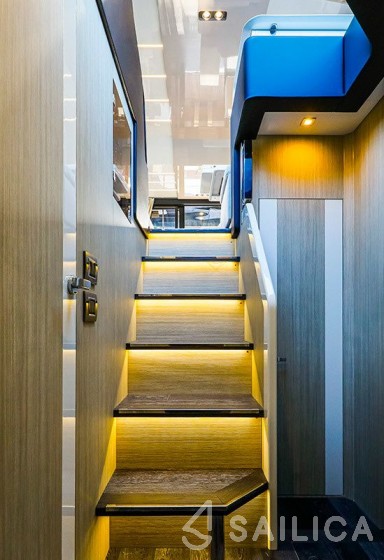 Cranchi E 52 F Evoluzione - Yacht Charter Sailica