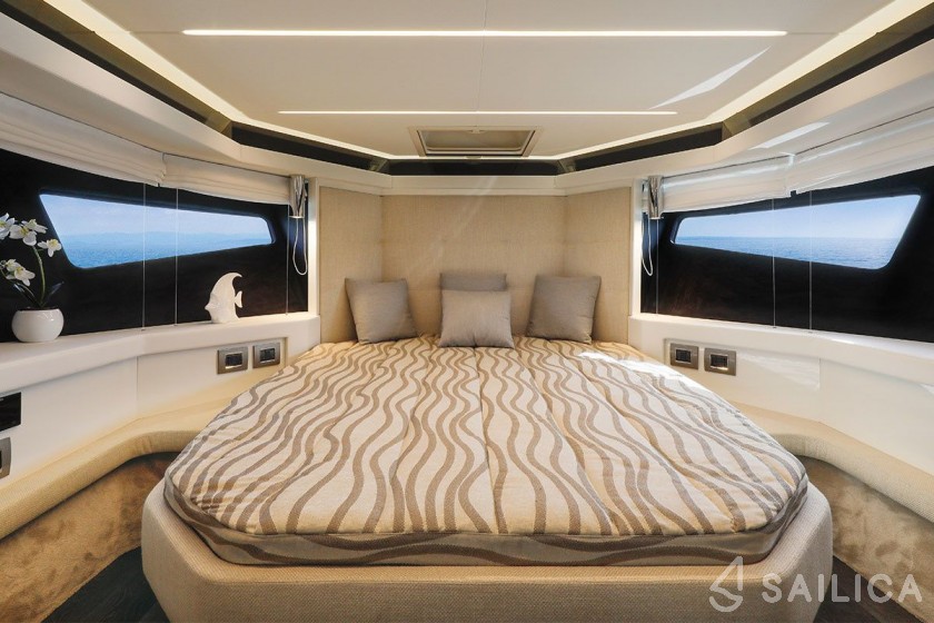 Cranchi E 52 F Evoluzione - Yacht Charter Sailica