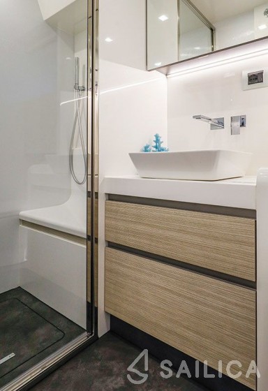 Cranchi E 52 F Evoluzione - Yacht Charter Sailica