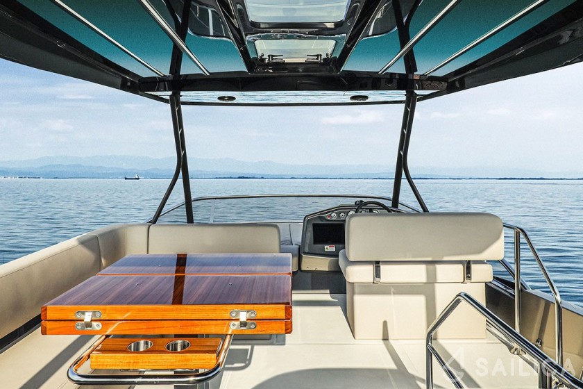 Cranchi E 52 F Evoluzione - Yacht Charter Sailica