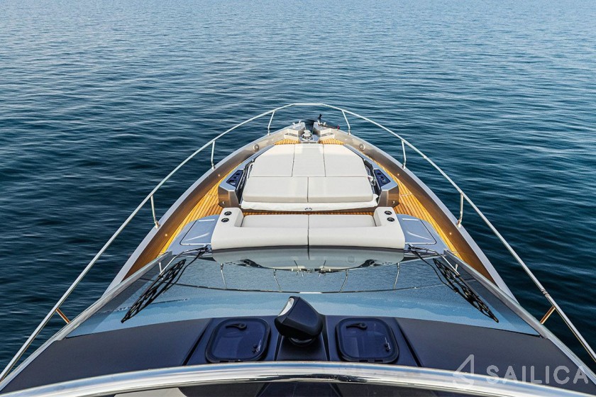 Cranchi E 52 F Evoluzione - Yacht Charter Sailica