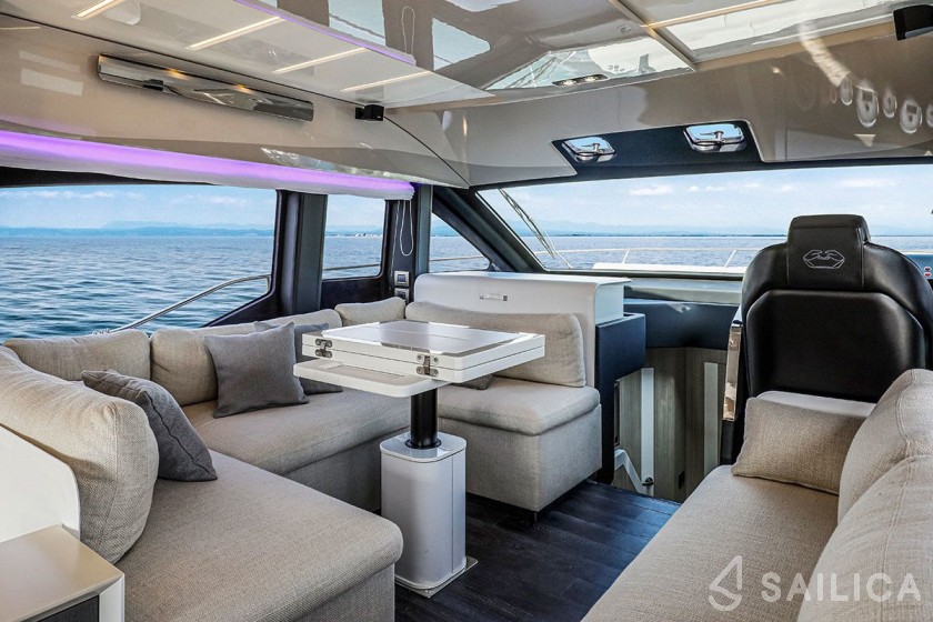 Cranchi E 52 F Evoluzione - Yacht Charter Sailica