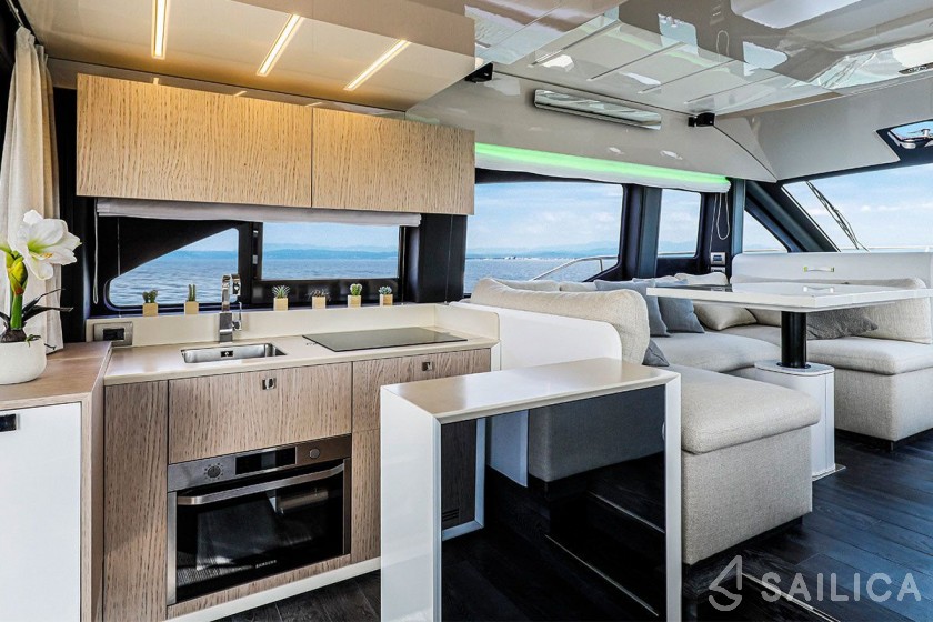 Cranchi E 52 F Evoluzione - Yacht Charter Sailica