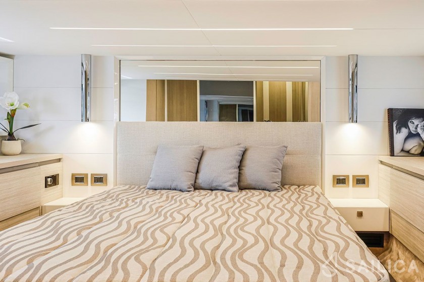 Cranchi E 52 F Evoluzione - Yacht Charter Sailica