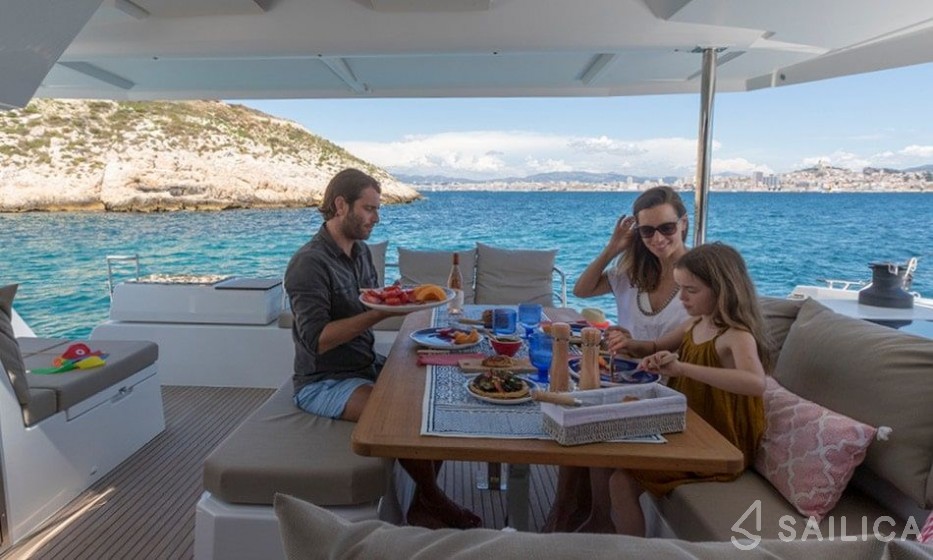 Astréa 42 - Yacht Charter Sailica