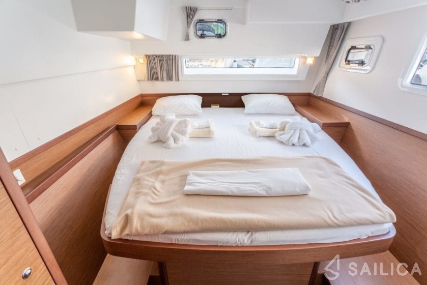 Lagoon 42 - Yacht Charter Sailica