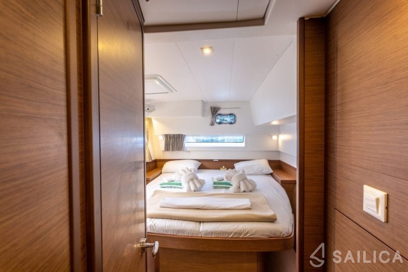 Lagoon 42 - Yacht Charter Sailica