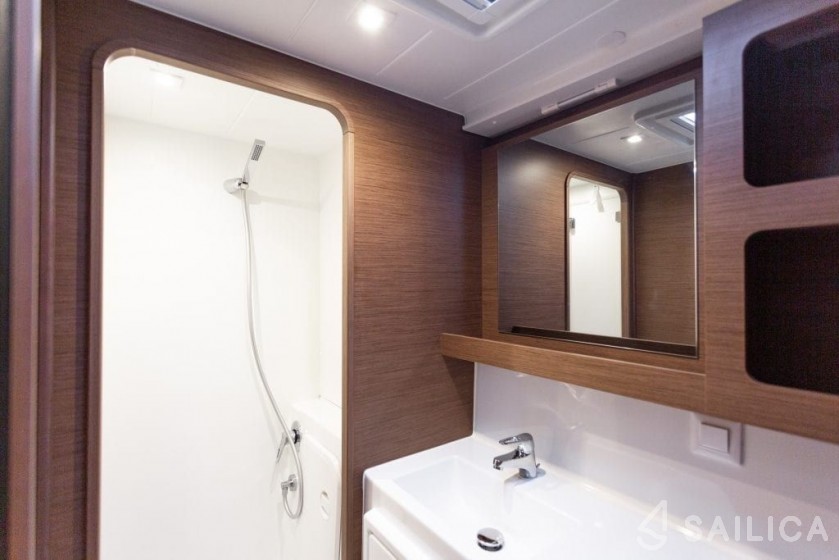 Lagoon 42 - Yacht Charter Sailica