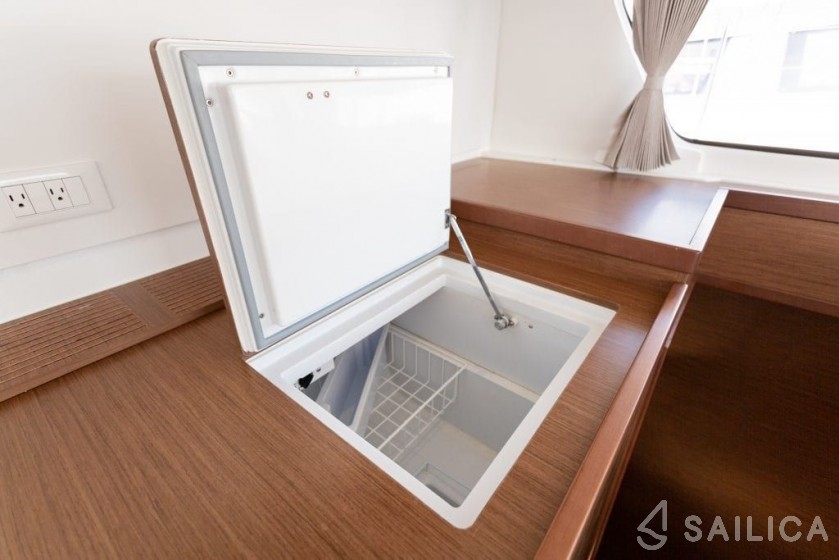 Lagoon 42 - Yacht Charter Sailica
