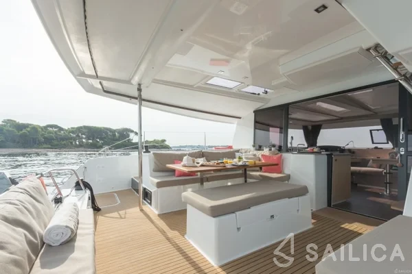 Helia 44 - Yacht Charter Sailica