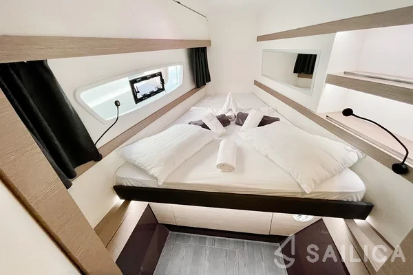 Isla 40 - Yacht Charter Sailica