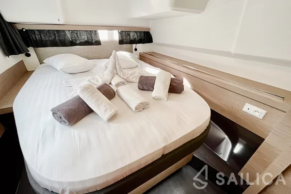 Isla 40 - Yacht Charter Sailica