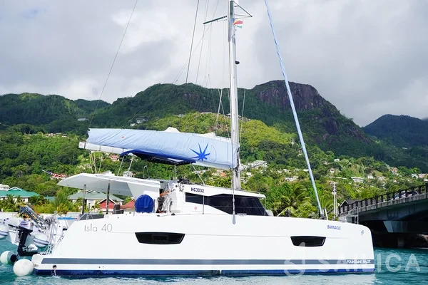 Isla 40 - Yacht Charter Sailica