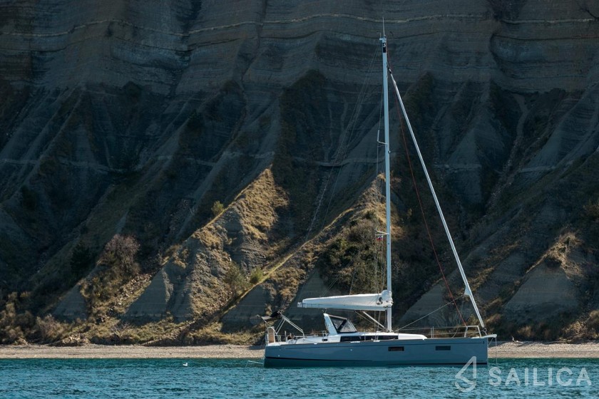 Oceanis 38.1 - Yacht Charter Sailica