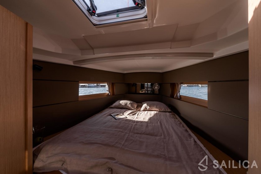 Oceanis 38.1 - Yacht Charter Sailica