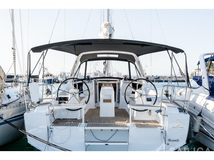 Oceanis 38.1 - Yacht Charter Sailica