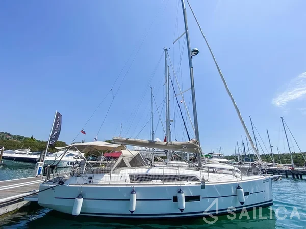 Dufour 382 GL - Yacht Charter Sailica