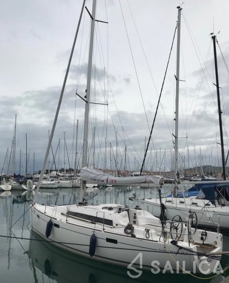 Salona 33 - Yacht Charter Sailica