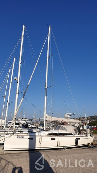 Salona 33 - Yacht Charter Sailica