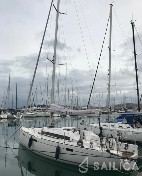 Salona 33 - Yacht Charter Sailica