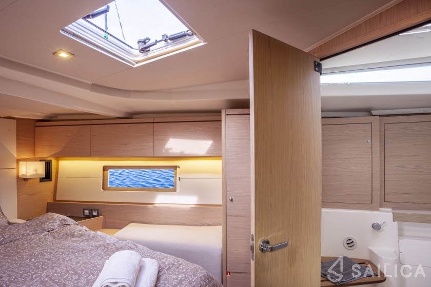 Oceanis 51.1 - Yacht Charter Sailica