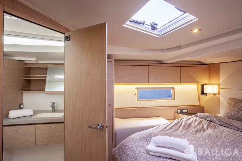 Oceanis 51.1 - Yacht Charter Sailica