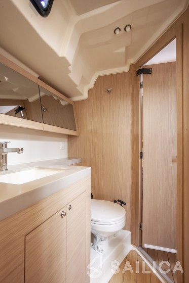 Oceanis 51.1 - Yacht Charter Sailica