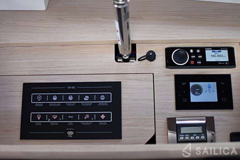 Oceanis 51.1 - Yacht Charter Sailica