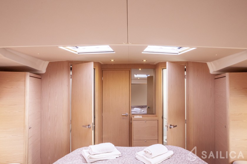 Oceanis 51.1 - Yacht Charter Sailica