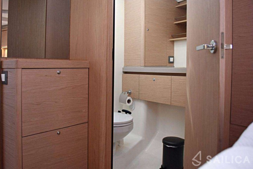 Oceanis 51.1 - Yacht Charter Sailica