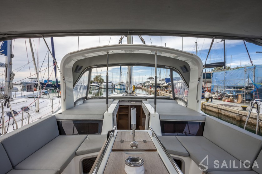 Oceanis 51.1 - Yacht Charter Sailica