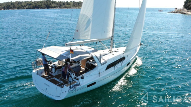 Oceanis 41.1 - Yacht Charter Sailica