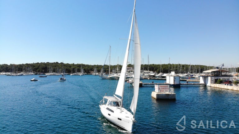 Oceanis 41.1 - Yacht Charter Sailica