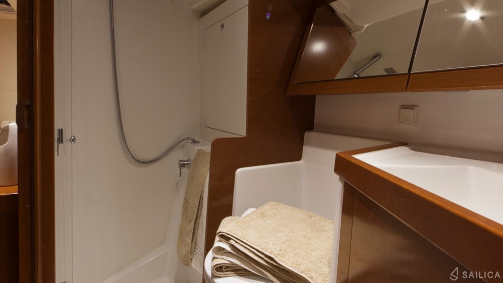 Oceanis 41.1 - Yacht Charter Sailica