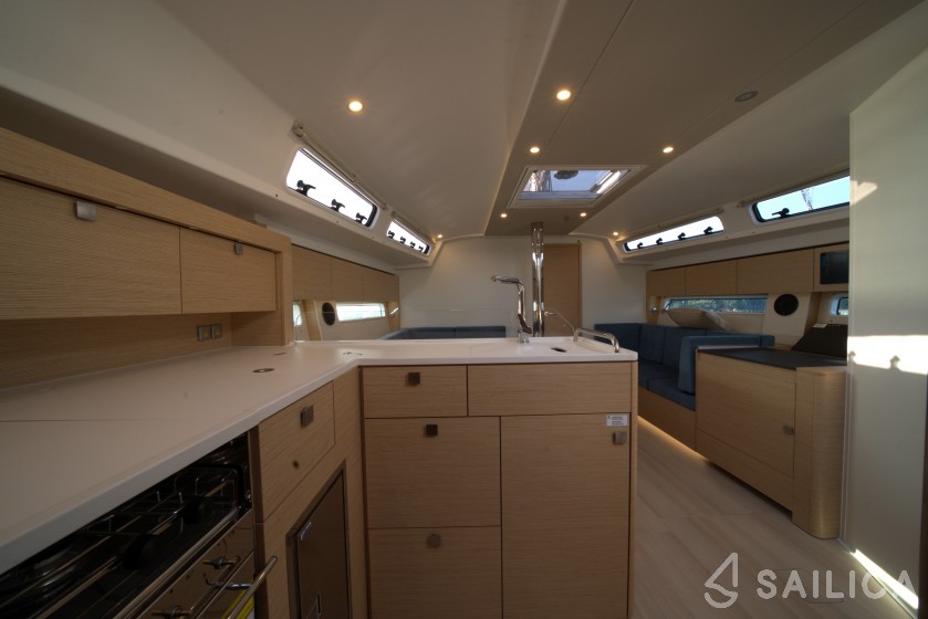Hanse 410 - Yacht Charter Sailica