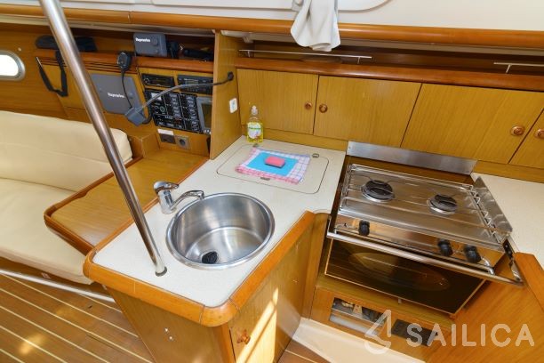 Sun Odyssey 32i - Yacht Charter Sailica