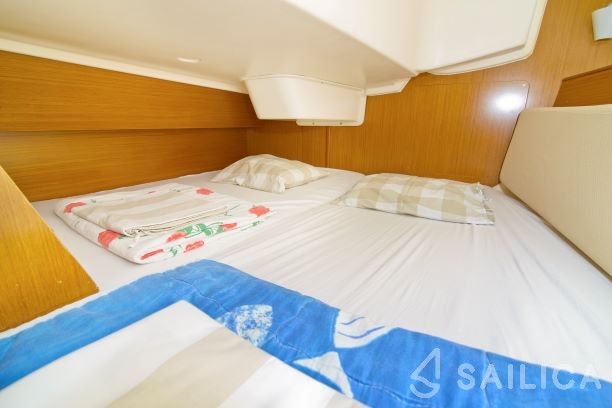 Sun Odyssey 32i - Yacht Charter Sailica